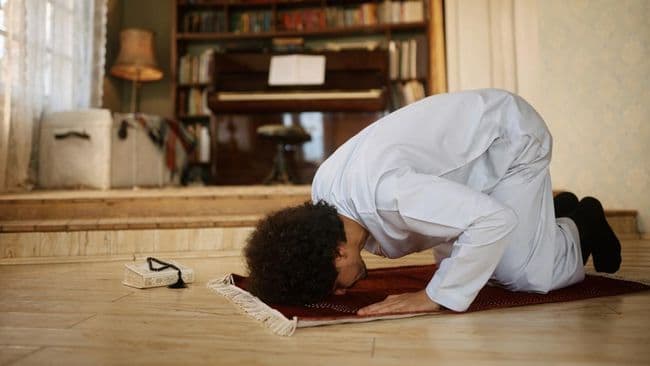 salat_sambil_menahan_pipis_ini_penjelasan_hukumnya_dalam_islam