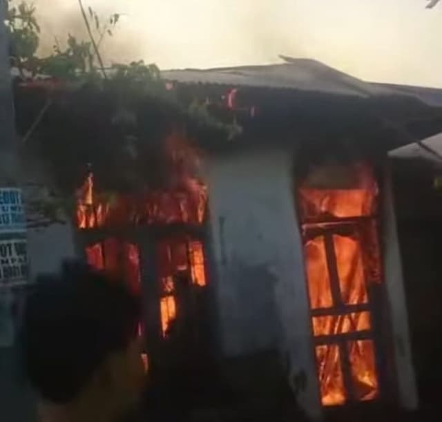 satu_rumah_di_jalan_makmur_desa_tembung_terbakar