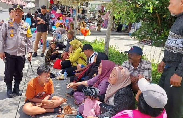 kapolres_simalungun_sapa_wisatawan_di_pinggiran_danau_toba