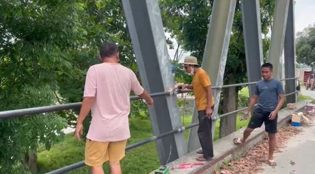 lima_tahun_terbengkalai_warga_tebing_tinggi_perbaiki_sendiri_pembatas_jembatan_dari_dana_pribadi