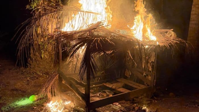 polisi_bakar_gubuk_diduga_sarang_narkoba_di_tanjung_pura