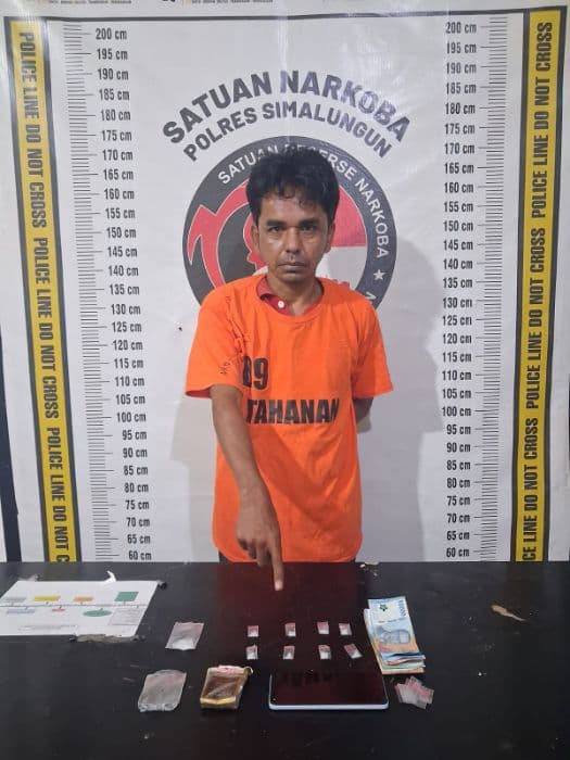 pria_ini_diamdiam_buang_kotak_rokok_saat_didekati_polisi_isinya_bikin_kaget_di_simalungun