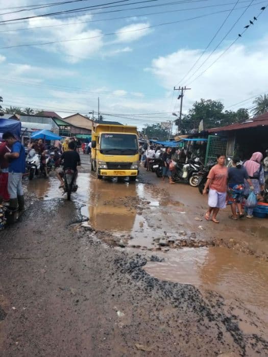 ruas_jalan_di_kecamatan_pandan_tapteng_rusak_parah_warga_minta_perbaikan_segera