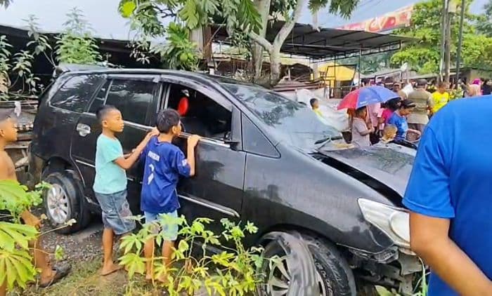 sopir_diduga_gugup_saat_melewati_perlintasan_mobil_ditabrak_kereta_api_di_kisaran