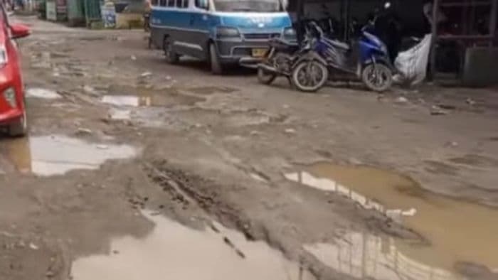 warga_desak_pemprov_sumut_perbaiki_jalan_rusak_parah_di_kecamatan_galang
