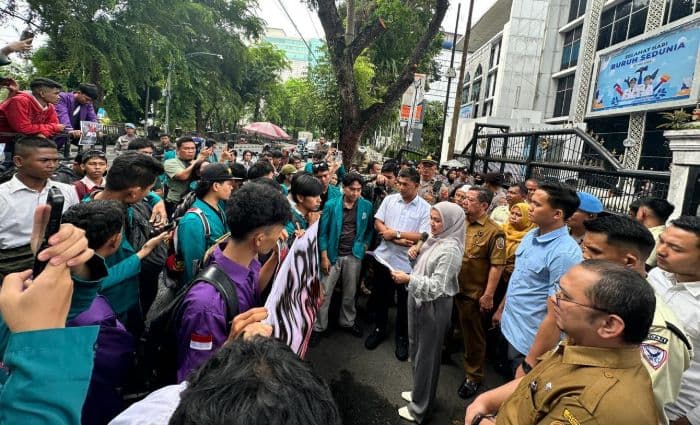 aliansi_bem_si_sumbagut_suarakan_nasib_buruh_dan_guru_di_gedung_dewan