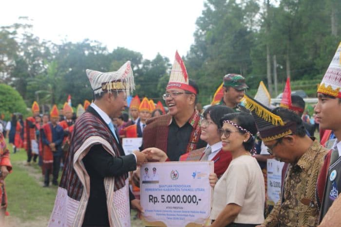 bupati_taput_hardiknas_momentum_untuk_meningkatkan_kualitas_pendidikan_yang_merata