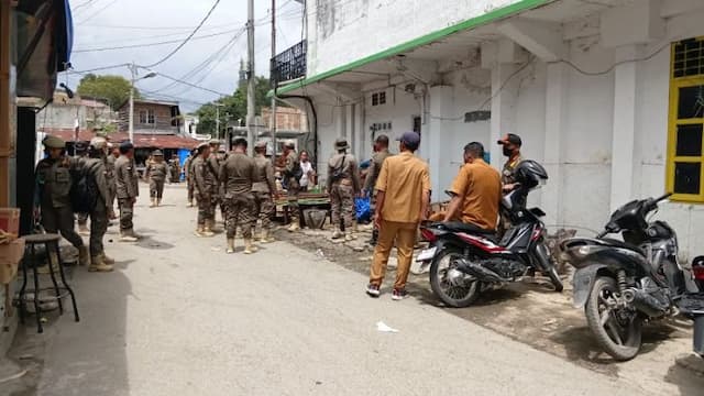 dinas_koperindag_toba_tertibkan_pedagang_kaki_lima_di_pasar_balige_