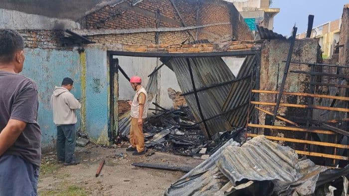 ditinggal_cari_botot_rumah_warga_di_helvetia_terbakar