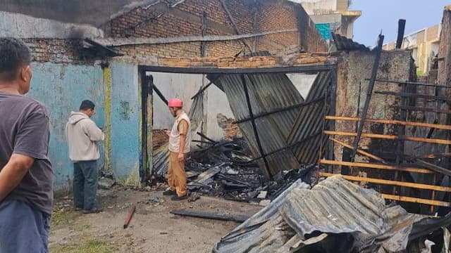 ditinggal_cari_botot_rumah_warga_di_helvetia_terbakar