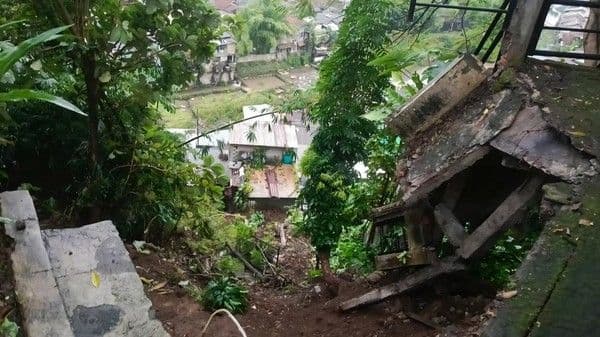 longsor_di_sukasari_bogor_lima_rumah_rusak_dan_satu_warga_luka