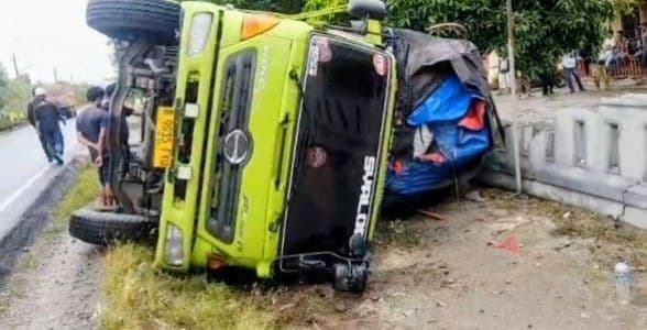truk_tronton_hino_terguling_di_jalinsum_batu_bara_sopir_luka_usai_tabrak_pagar_rumah