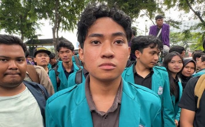 tuntutan_bem_si_sumbagut_saat_menyuarakan_nasib_buruh_dan_guru_di_gedung_dewan_