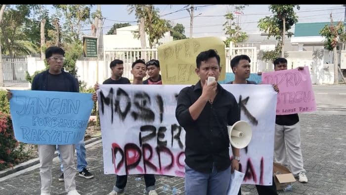 dprd_sergai_dituding_kongkalikong_gunakan_apbd_pemuda_gelar_unjuk_rasa