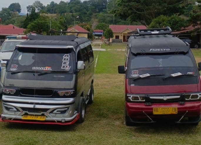 ugalugalan_dua_unit_angkutan_umum_ditilang_polisi_di_toba