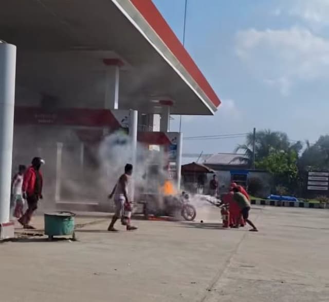 becak_motor_terbakar_di_spbu_galang