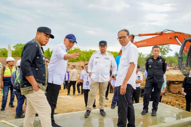bupati_batu_bara_tanam_mangrove_dan_tinjau_pembangunan_kampung_nelayan_merah_putih