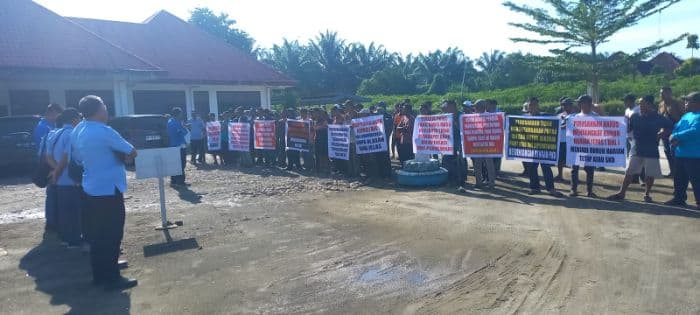 hak_tidak_dipenuhi_ratusan_pekerja_pt_sidojadi_perkebunan_di_sergai_mogok_kerja
