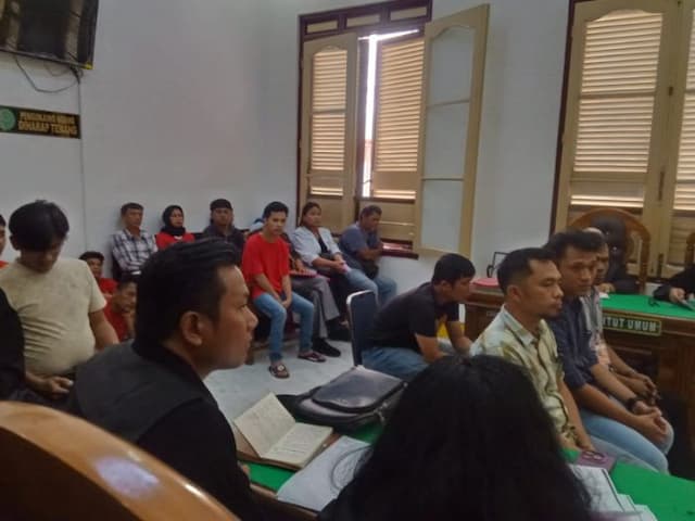 hakim_soroti_kejanggalan_kesaksian_polisi_di_sidang_kasus_pertalite_jeriken