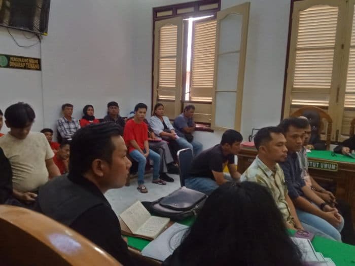 hakim_soroti_kejanggalan_kesaksian_polisi_di_sidang_kasus_pertalite_jeriken