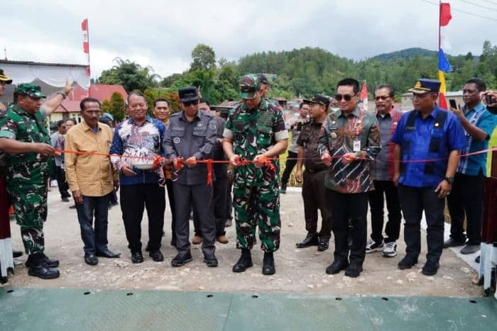 pangdam_ibb_dan_bupati_taput_resmikan_jembatan_wiradharma_aek_haidupansiualuompu