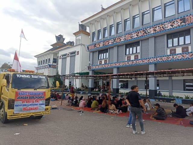 ratusan_warga_demo_di_kantor_bupati_karo_tuntut_pencabutan_mandat_retribusi_air_panas