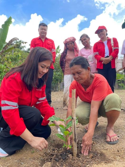 ribuan_bibit_kopi_dan_kemiri_dibagikan_pt_dairi_prima_mineral_kepada_petani_di_dairi