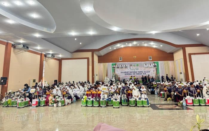 tiba_di_tanah_air_jemaah_haji_labuhanbatu_disambut_haru_di_asrama_haji_medan