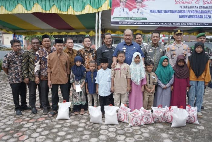 bupati_asahan_serahkan_bantuan_sosial_untuk_warga_di_13_kecamatan