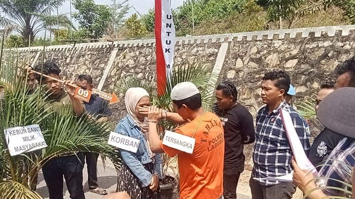 cemburu_berujung_maut_polres_labusel_gelar_rekonstruksi_pembunuhan_disertai_pencurian