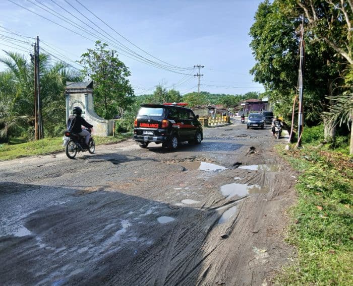 jalan_rusak_di_parbalogan_tanah_jawa_memburuk_warga_desak_pembatasan_truk_bermuatan_berat