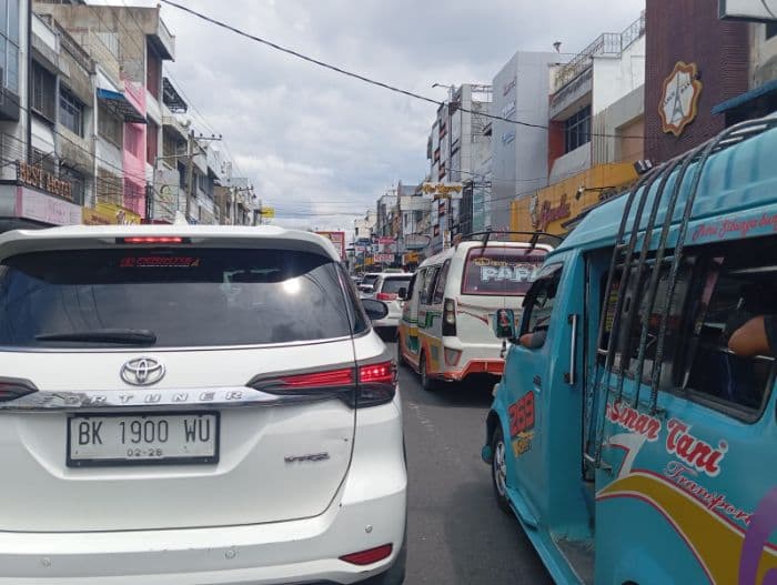 kemacetan_di_jalan_sutomo_semakin_parah_polres_siantar_buang_badan