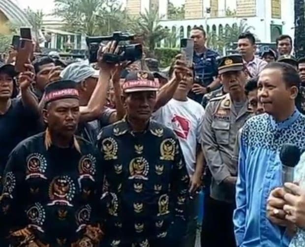 persoalan_internal_dprd_hambat_pembangunan_ratusan_warga_deli_serdang_demo
