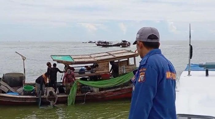sat_pol_airud_polres_sergai_perketat_patroli_laut_tindak_nelayan_gunakan_pukat_trawl