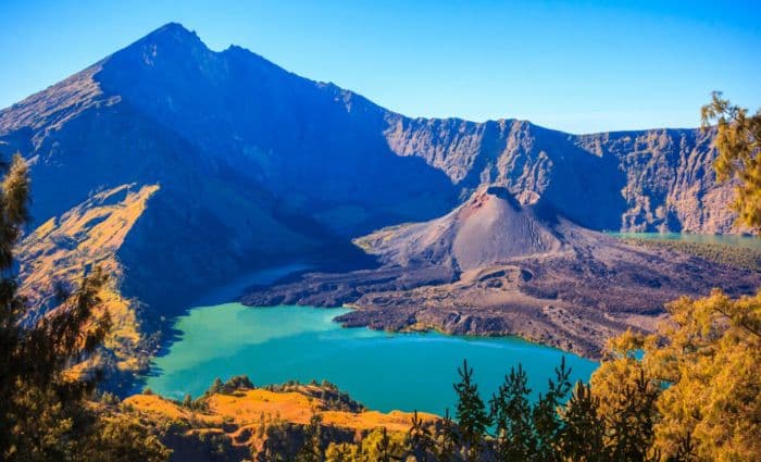 danau_segara_anak_dan_gunung_barujari_terbentuk_dari_letusan_dahsyat