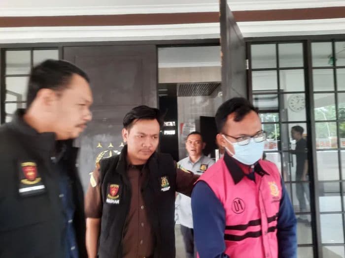 habiskan_anggaran_setengah_miliar_main_judi_dan_game_sekdes_ditangkap_jaksa_