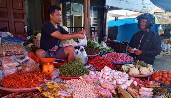 harga_cabai_bawang_merah_dan_tomat_turun_di_pasar_tradisional_balige