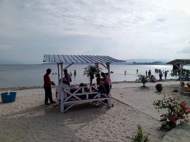 pantai_pasput_porsea_cukup_diminati_wisatawan_tinggal_berbenah_dalam_pelayanan_