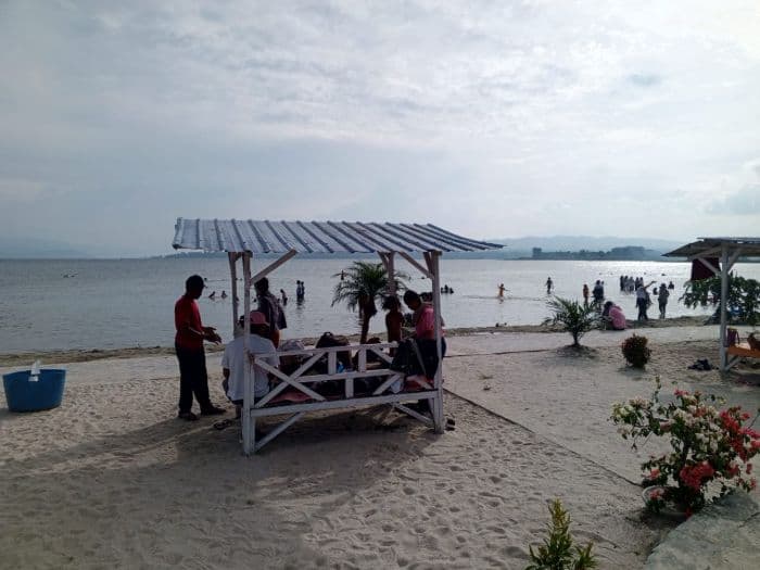 pantai_pasput_porsea_cukup_diminati_wisatawan_tinggal_berbenah_dalam_pelayanan_