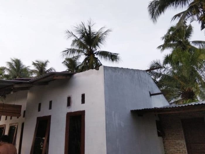 puting_beliung_melanda_serdang_bedagai_25_rumah_rusak_warga_mengungsi_