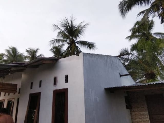 puting_beliung_melanda_serdang_bedagai_25_rumah_rusak_warga_mengungsi_