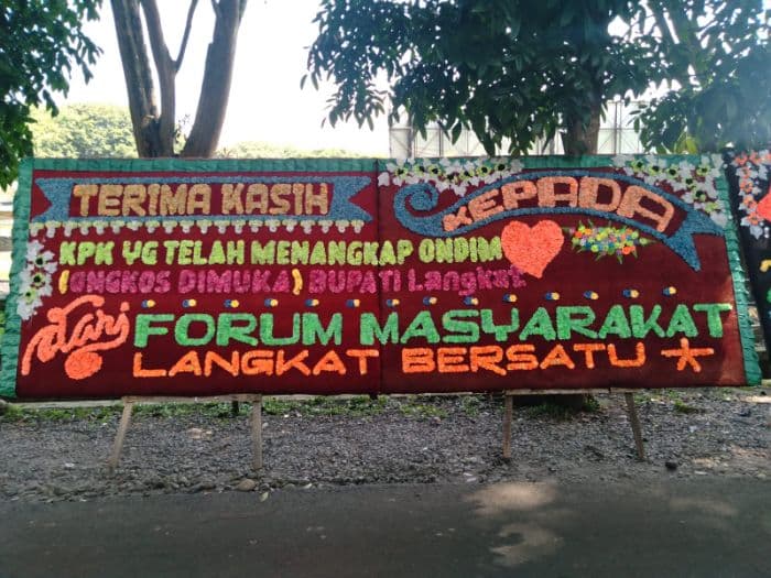syah_afandin_ditangkap_kpk_warga_kirim_papan_bunga_ke_kantor_bupati_langkat
