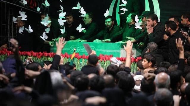 tangisan_pelayat_sambut_kemunculan_perdana_peti_jenazah_ayatollah_khamenei