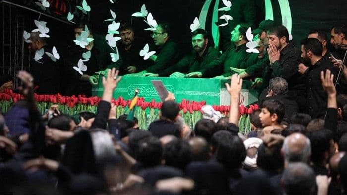 tangisan_pelayat_sambut_kemunculan_perdana_peti_jenazah_ayatollah_khamenei