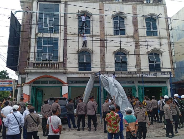 eksekusi_ruko_di_jalan_mh_sitorus_siantar_sempat_ricuh