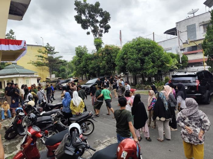 pkl_diizinkan_berjualan_di_depan_kantor_dprd_lapangan_adam_malik_siantar