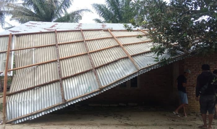 13_rumah_di_sergai_rusak_diterjang_puting_beliung_
