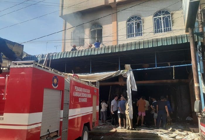dua_ruko_di_perdagangan_ludes_terbakar_sembilan_mobil_damkar_berjibaku_padamkan_api_selama_empat_jam