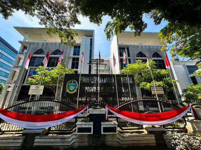 jelang_hut_ke81_ri_gedung_dprd_sumut_mulai_berhias