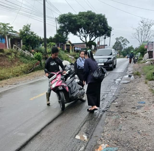 pengendara_motor_terjatuh_di_jalinsum_dairi_akibat_proyek_aspal_hotmix